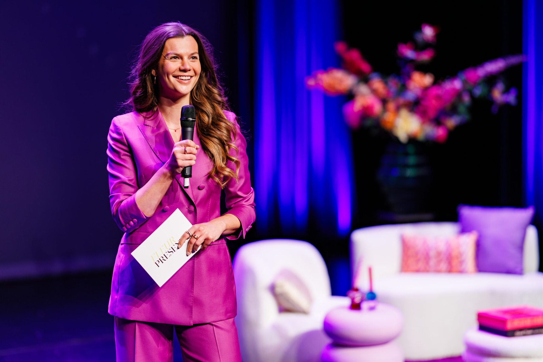 Fleur in magenta pak op het podium