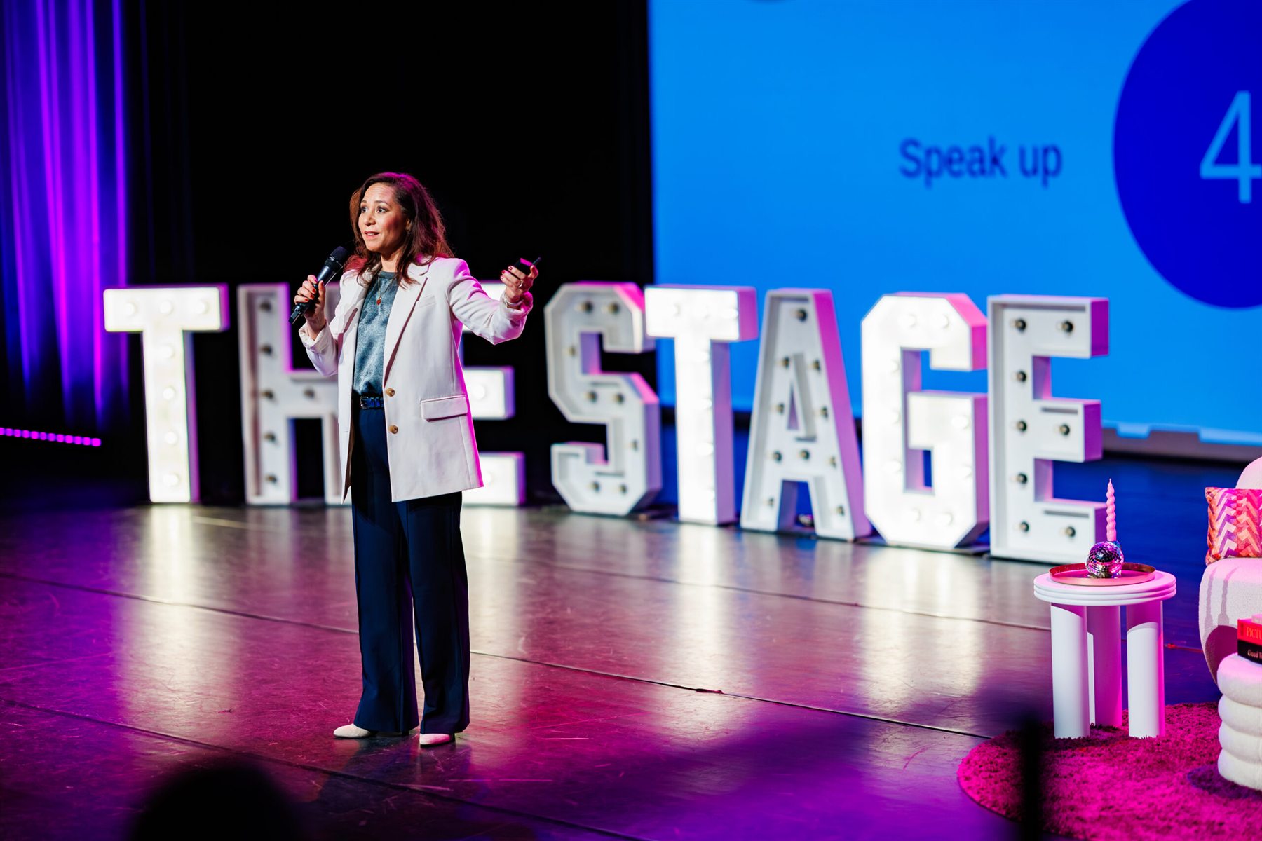 Het podium van The Stage met de verlichte letters THE STAGE