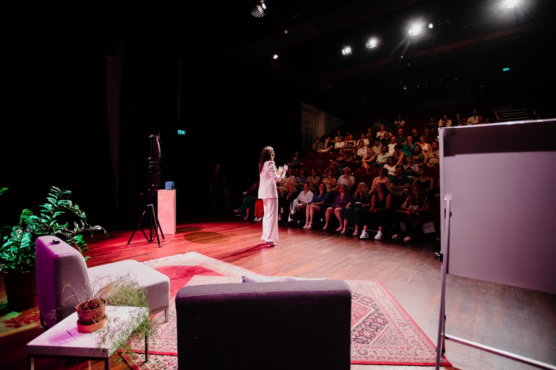Volle theaterzaal tijdens The Stage