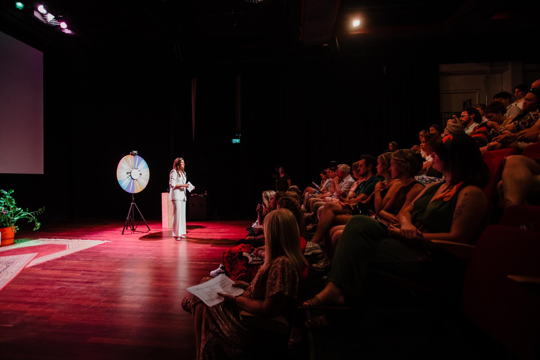Een spreker op het podium van The Stage voor een volle zaal