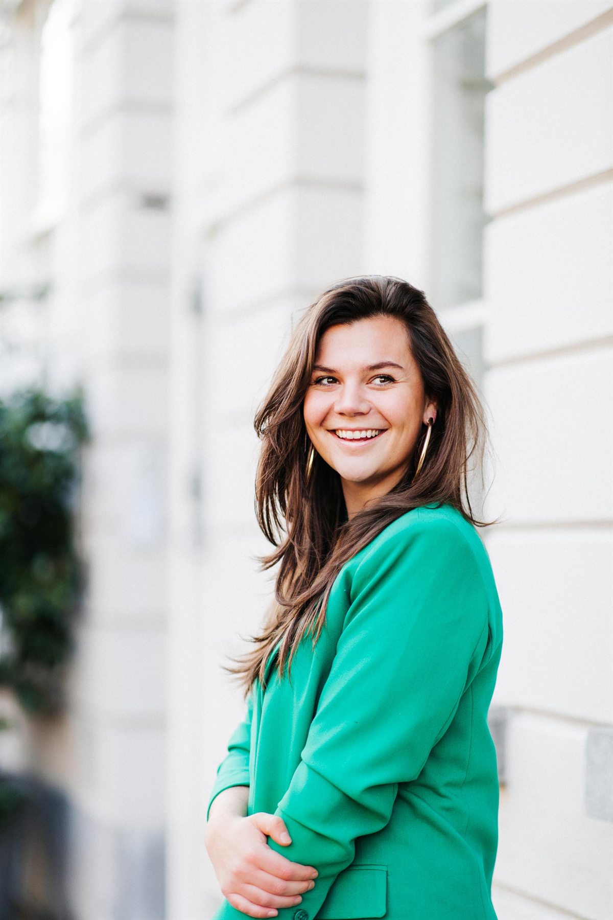 Fleur Huijs, spreker en dagvoorzitter, in groen colbert