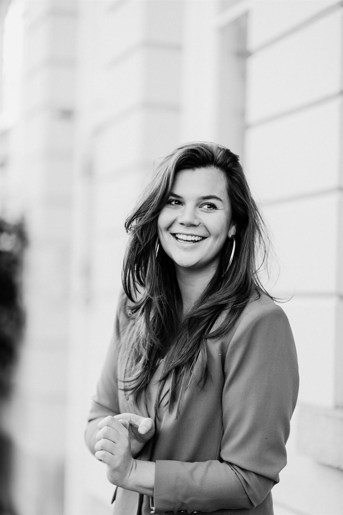 Zwart-witportret van Fleur Huijs