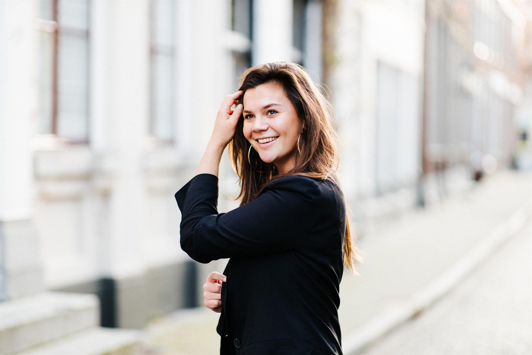 Portret van Fleur in een Amsterdamse straat