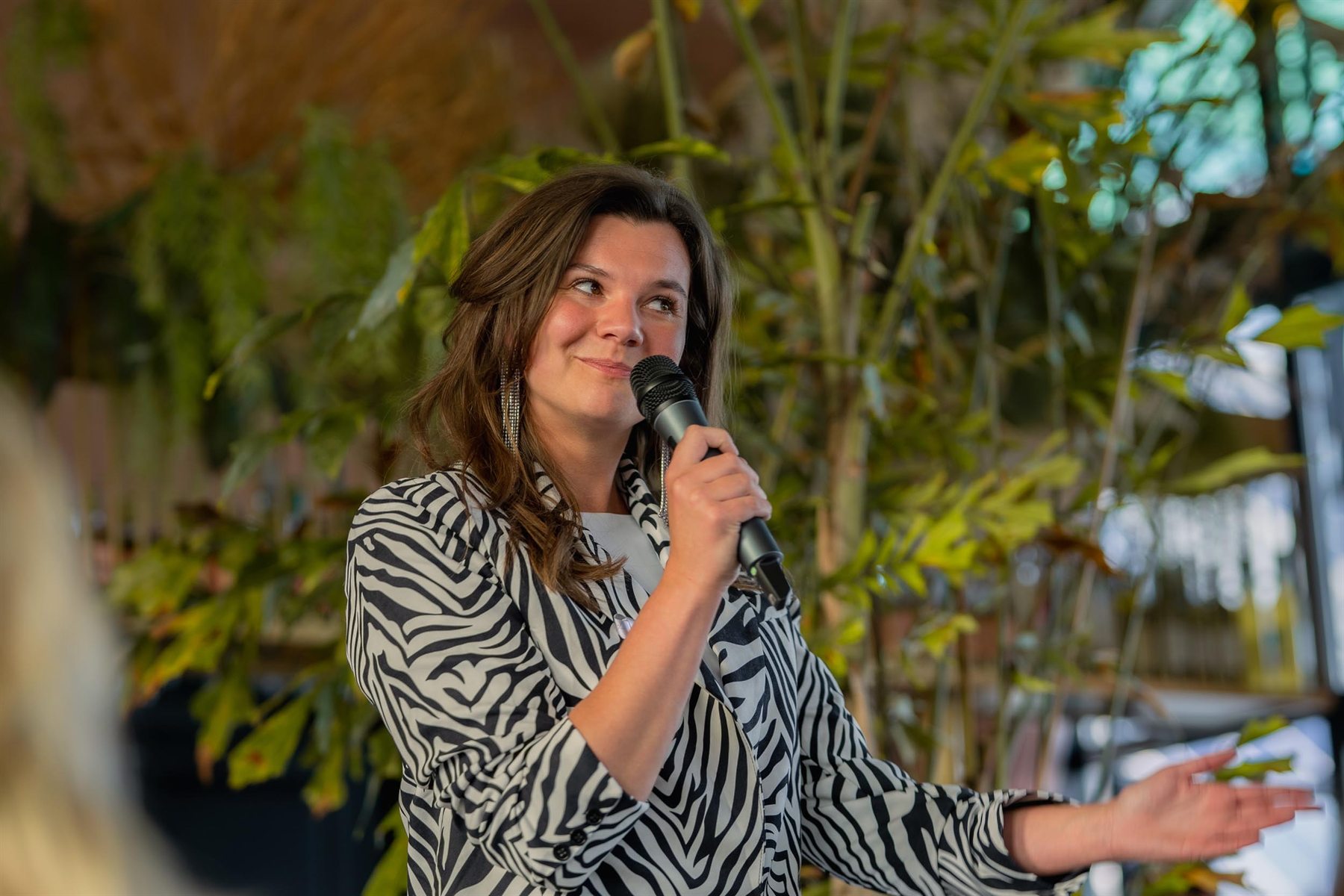 Fleur Huijs met microfoon tijdens een optreden