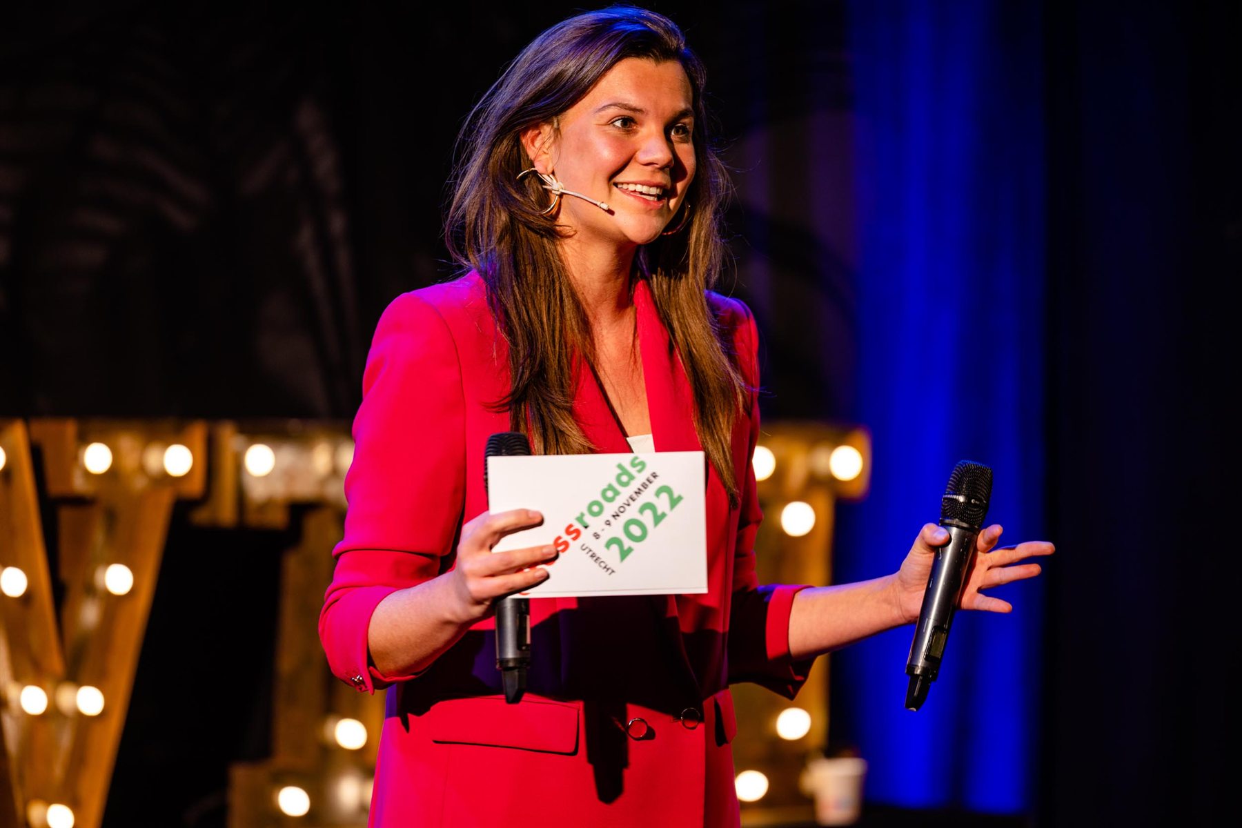 Fleur als dagvoorzitter met headset en spiekkaart