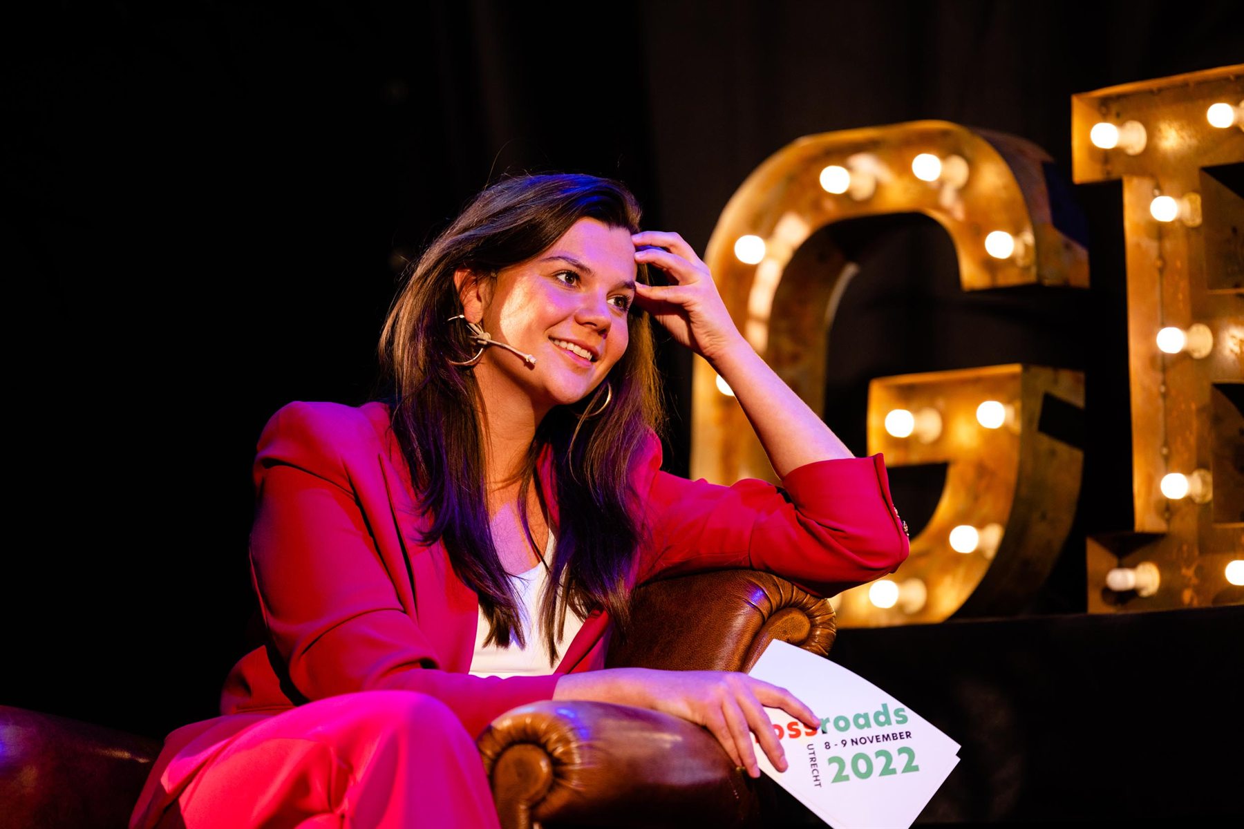 Fleur tussen verlichte letters op het podium