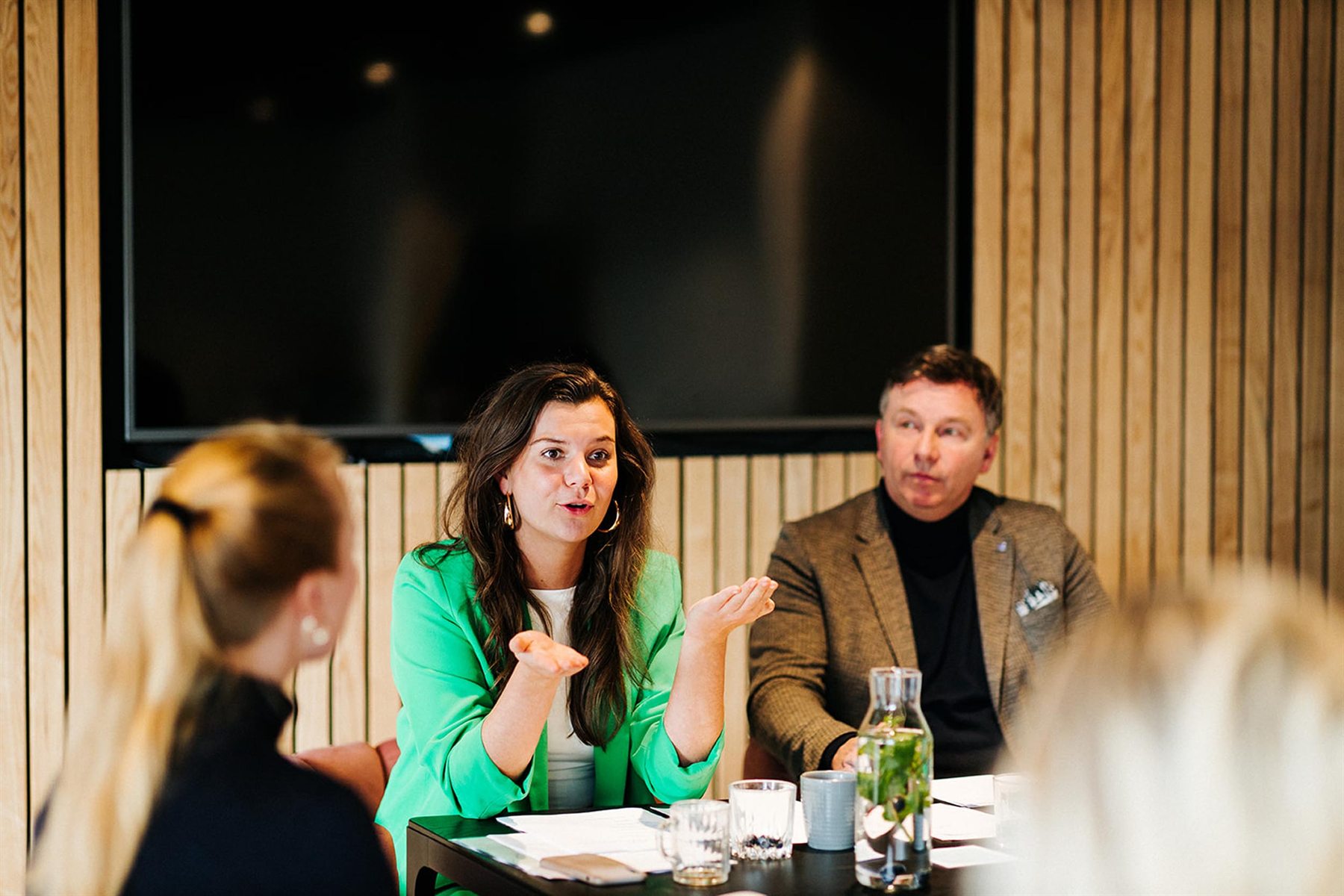 Fleur geeft uitleg tijdens een presentatietraining