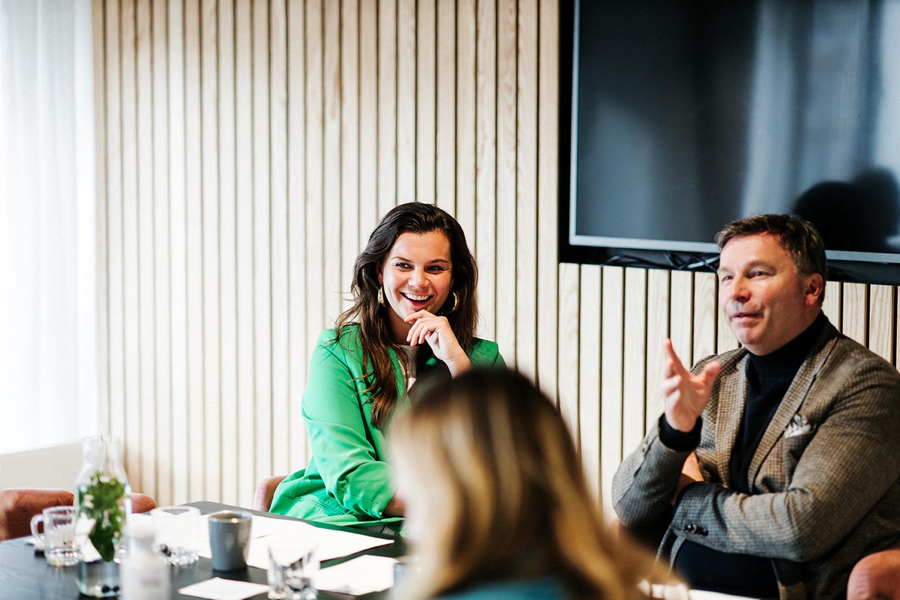 Fleur in gesprek met deelnemers aan een training